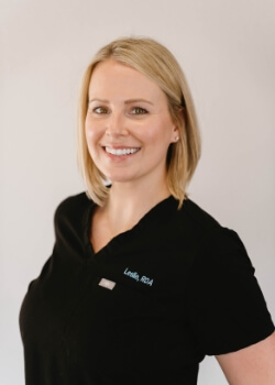 Dental assistant Leslie